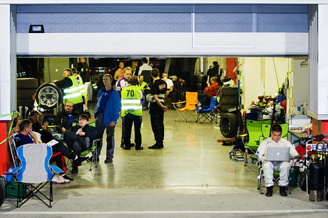 Imellem stint'sne er der tid til afslapning for kørerne, imens at teamet holder øje med skærmen med tider.